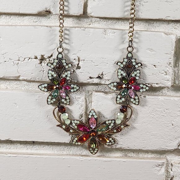 Nwt Womens Bib Necklace Flowers Crystals Gold-Tone - Picture 2 of 4